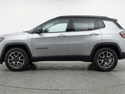 Used 2025 Jeep Compass Trailhawk image 5