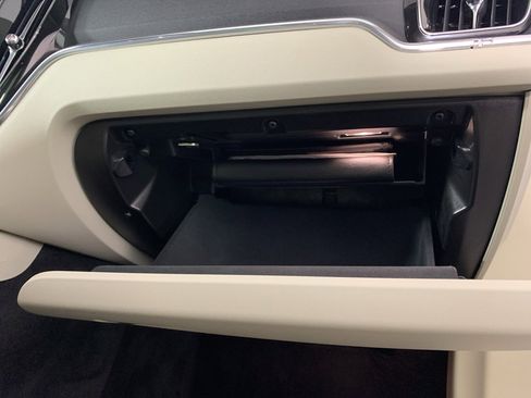 Used 2019 Volvo XC60 T5 Momentum w/ Premium Package image 43