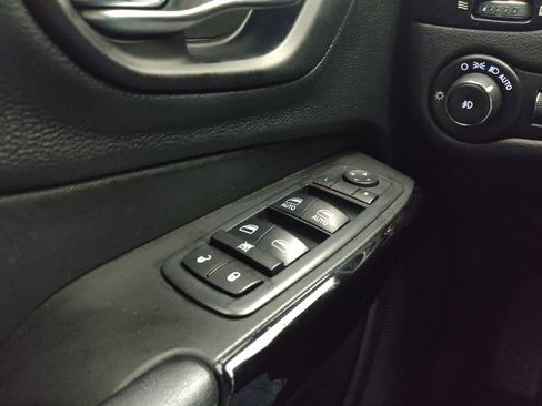 Used 2019 Jeep Cherokee Latitude Plus FWD image 27