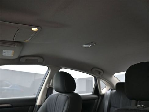 Used 2017 Nissan Sentra SV image 2