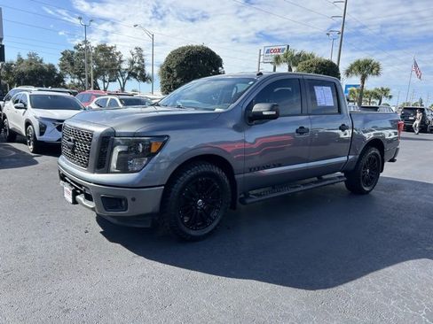 Used 2019 Nissan Titan SV w/ SV Convenience Package image 3