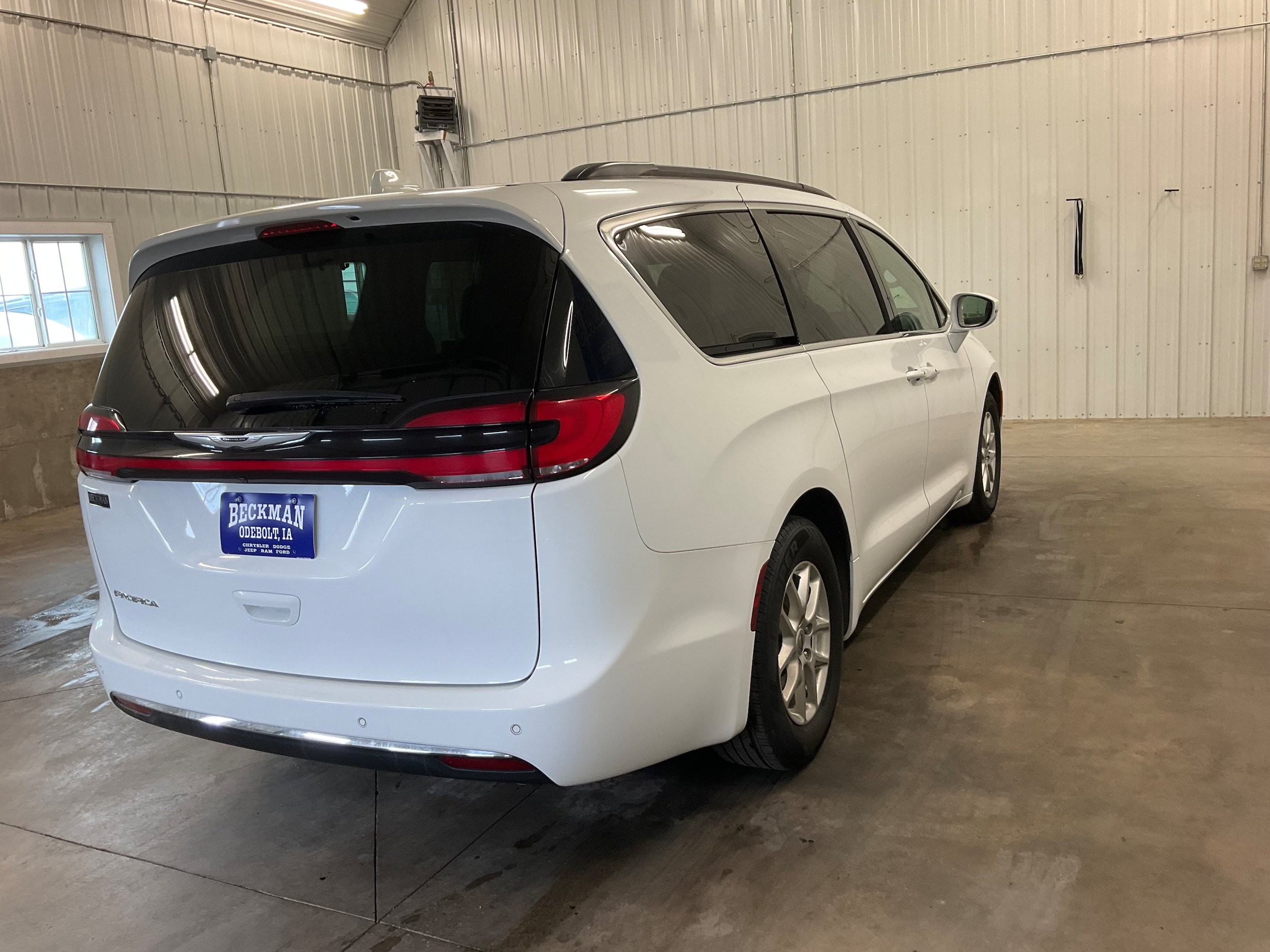 Used 2022 Chrysler Pacifica Touring-L FWD image 5