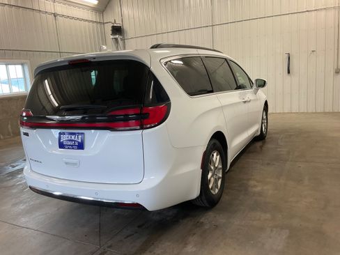 Used 2022 Chrysler Pacifica Touring-L FWD image 5