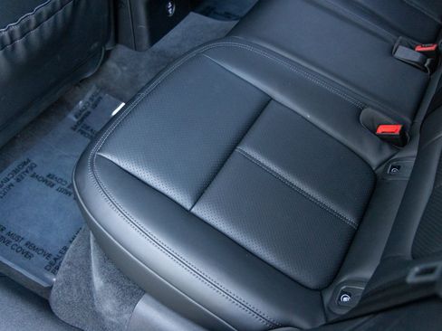 Certified 2024 Porsche Macan image 40