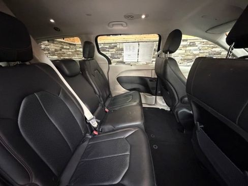 Used 2018 Chrysler Pacifica Touring-L FWD image 34