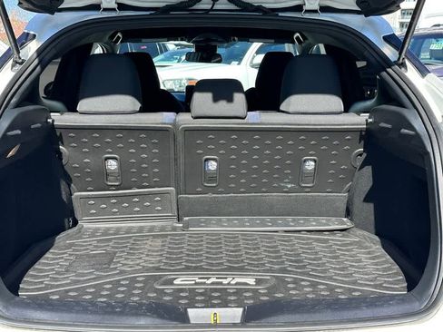 Used 2022 Toyota C-HR XLE image 17