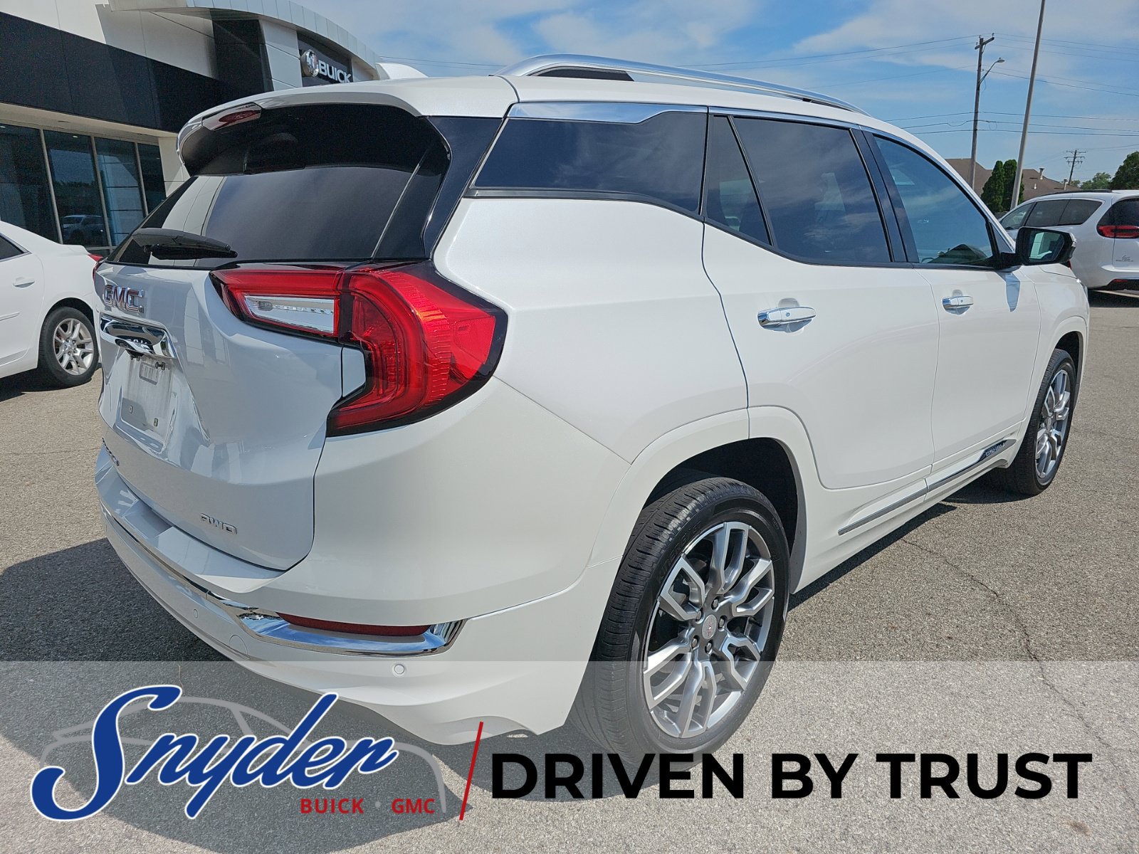 Used 2024 GMC Terrain Denali w/ Denali Premium Package AWD/4WD image 3