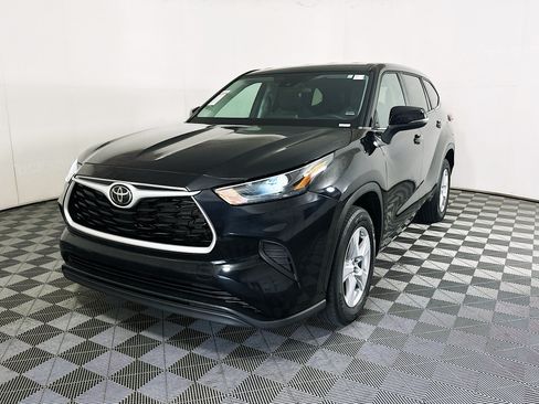 Used 2023 Toyota Highlander L FWD image 7