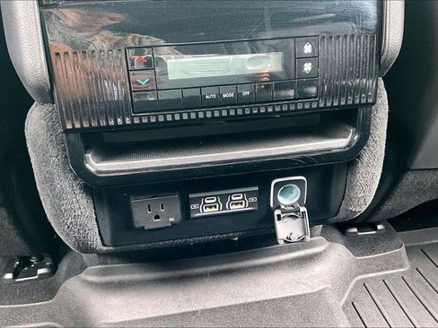Used 2024 Jeep Wagoneer Series II w/ Flexible Seating Group RWD image 34