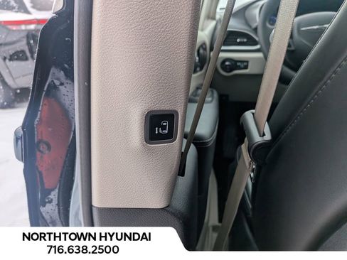 Used 2024 Chrysler Pacifica Touring-L image 34