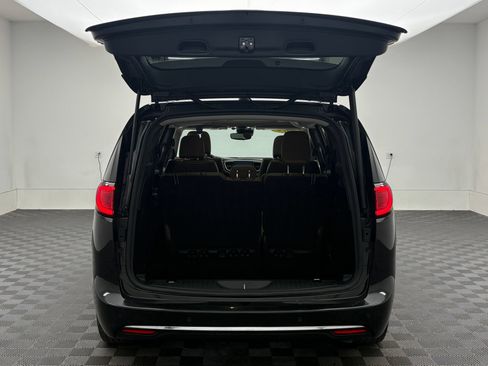 Used 2019 Chrysler Pacifica Limited w/ Tire & Wheel Group FWD image 9