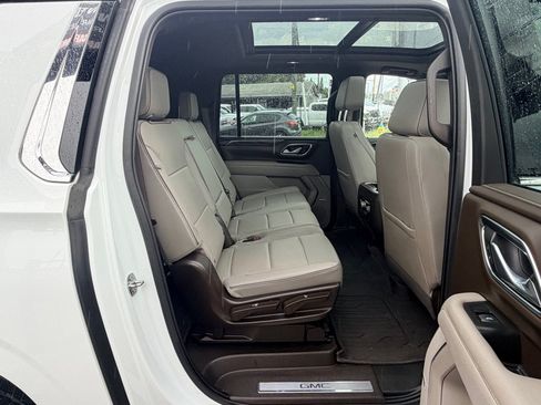 Used 2023 GMC Yukon XL SLT AWD/4WD image 21