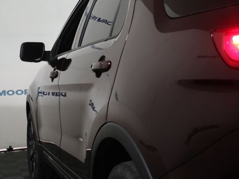 Used 2019 Ford Explorer XLT w/ Equipment Group 202A image 10