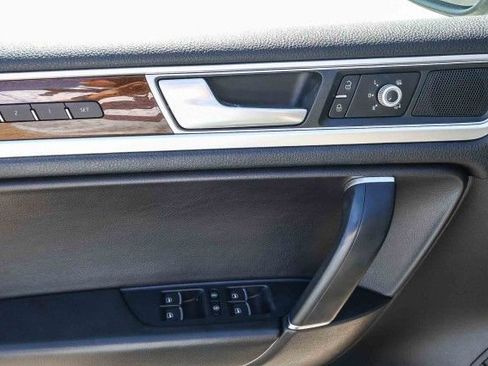 Used 2016 Volkswagen Touareg TDI image 17