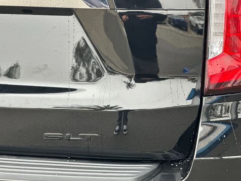 Used 2023 GMC Yukon XL SLT w/ SLT Premium Package image 27