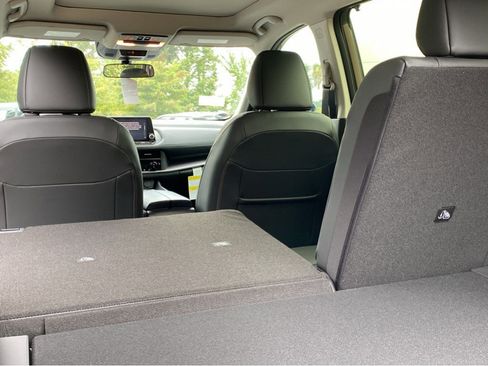 Certified 2025 Nissan Rogue SV image 25