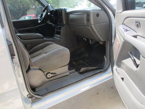 Used 2005 Chevrolet Silverado 2500 LS w/ Heavy-Duty Power Package AWD/4WD image 20