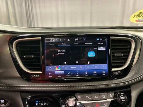 Used 2025 Chrysler Pacifica Select w/ Uconnect Theater Family Group FWD image 17