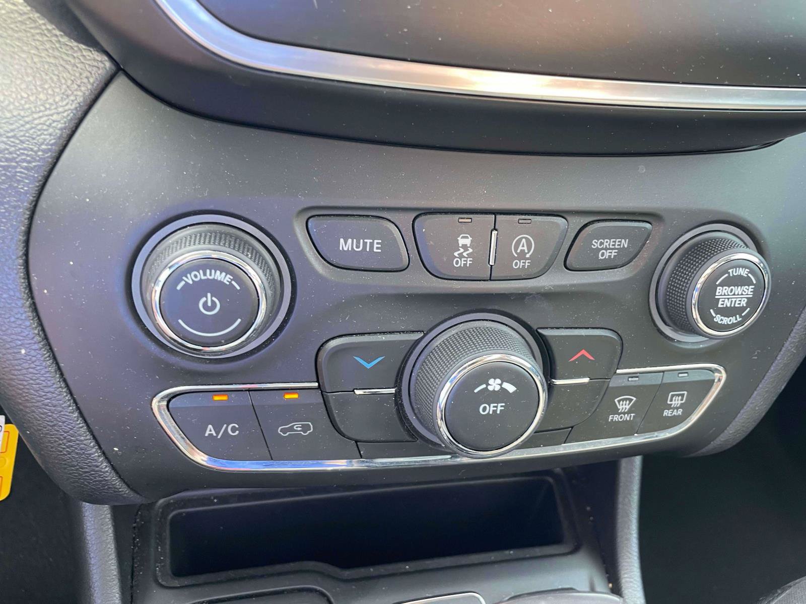 Used 2020 Jeep Cherokee Latitude w/ Cold Weather Group FWD image 17