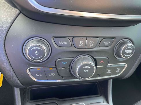 Used 2020 Jeep Cherokee Latitude w/ Cold Weather Group FWD image 17
