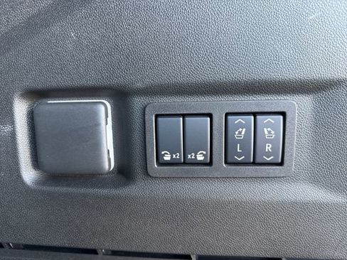Used 2025 GMC Yukon Denali AWD/4WD image 30