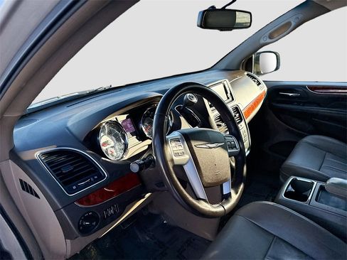 Used 2014 Chrysler Town & Country Touring image 8