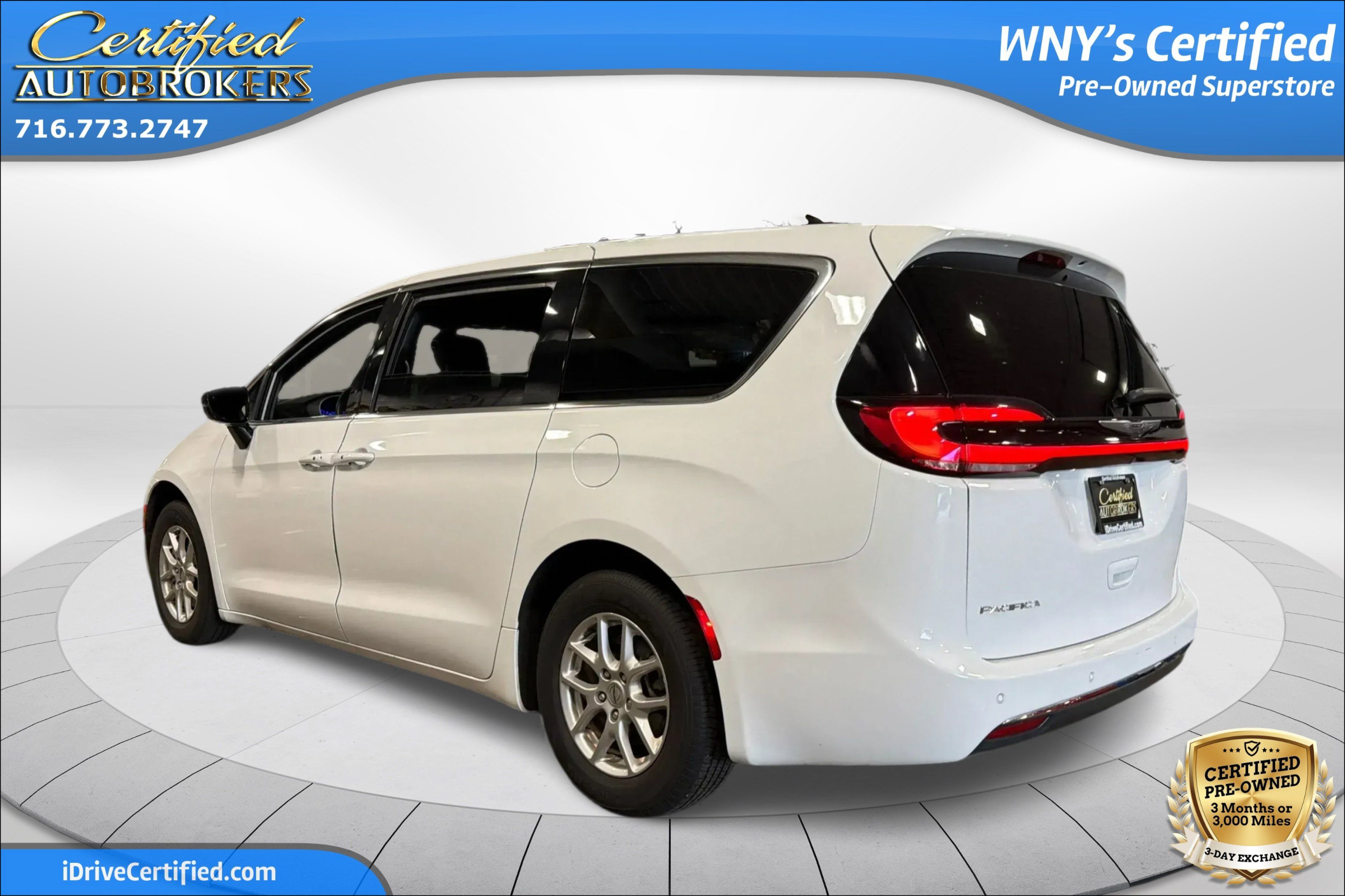 Used 2025 Chrysler Pacifica Select FWD image 8