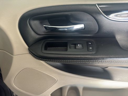 Used 2019 Dodge Grand Caravan SXT image 14