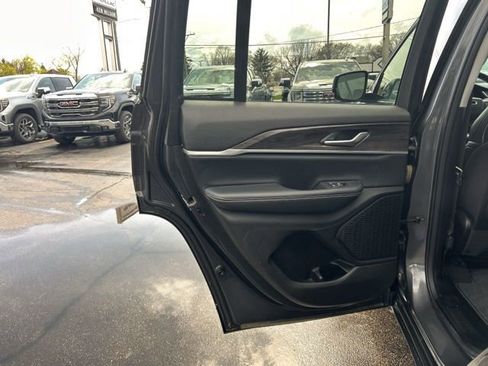 Used 2024 Jeep Grand Cherokee Limited w/ Black Appearance Package image 18