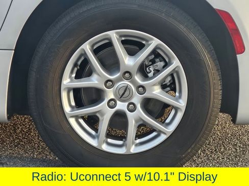 Used 2024 Chrysler Pacifica Touring-L image 29