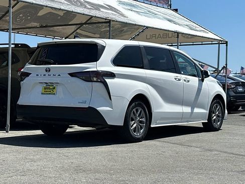 Used 2024 Toyota Sienna LE FWD image 4