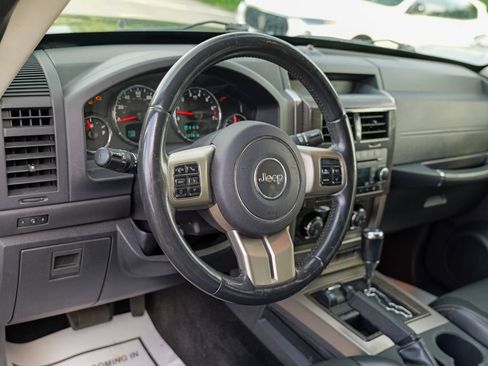 Used 2011 Jeep Liberty Limited w/ Chrome Accents Group AWD/4WD image 20