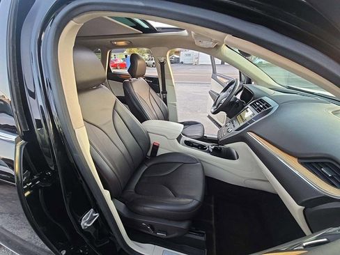 Used 2016 Lincoln MKC Select w/ Lincoln MKC Climate Package image 6