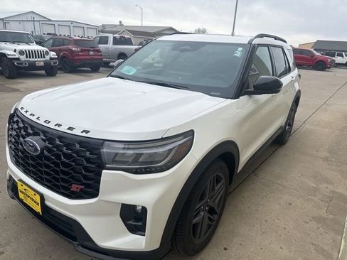 Used 2025 Ford Explorer ST AWD/4WD image 4