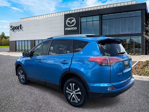 Used 2018 Toyota RAV4 LE FWD image 5