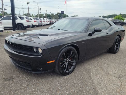 Used 2018 Dodge Challenger R/T w/ Blacktop Package RWD image 2