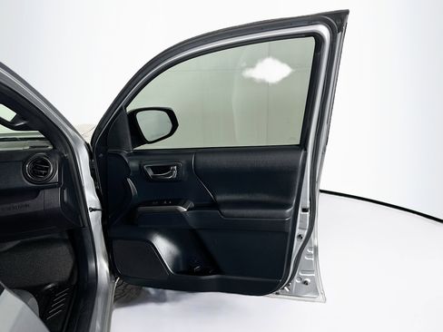 Used 2017 Toyota Tacoma TRD Off-Road w/ Premium & Technology Package image 32