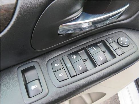 Used 2018 Dodge Grand Caravan SE w/ UConnect Hands-Free Group image 11