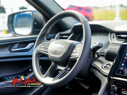 Used 2025 Jeep Grand Cherokee Laredo image 10