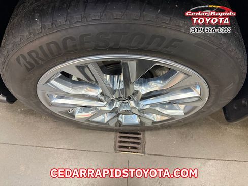 Used 2023 Toyota Highlander Limited image 6