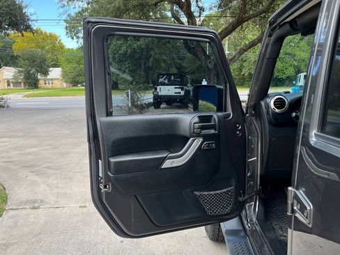 Used 2017 Jeep Wrangler Unlimited Sahara w/ Connectivity Group image 13