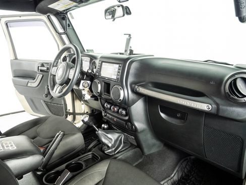 Used 2018 Jeep Wrangler Unlimited Sport w/ Connectivity Group AWD/4WD image 21