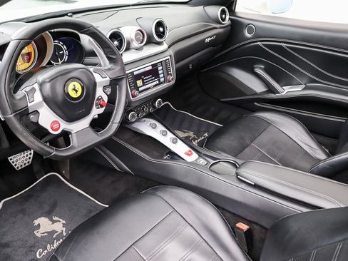 Used 2017 Ferrari California T RWD image 29