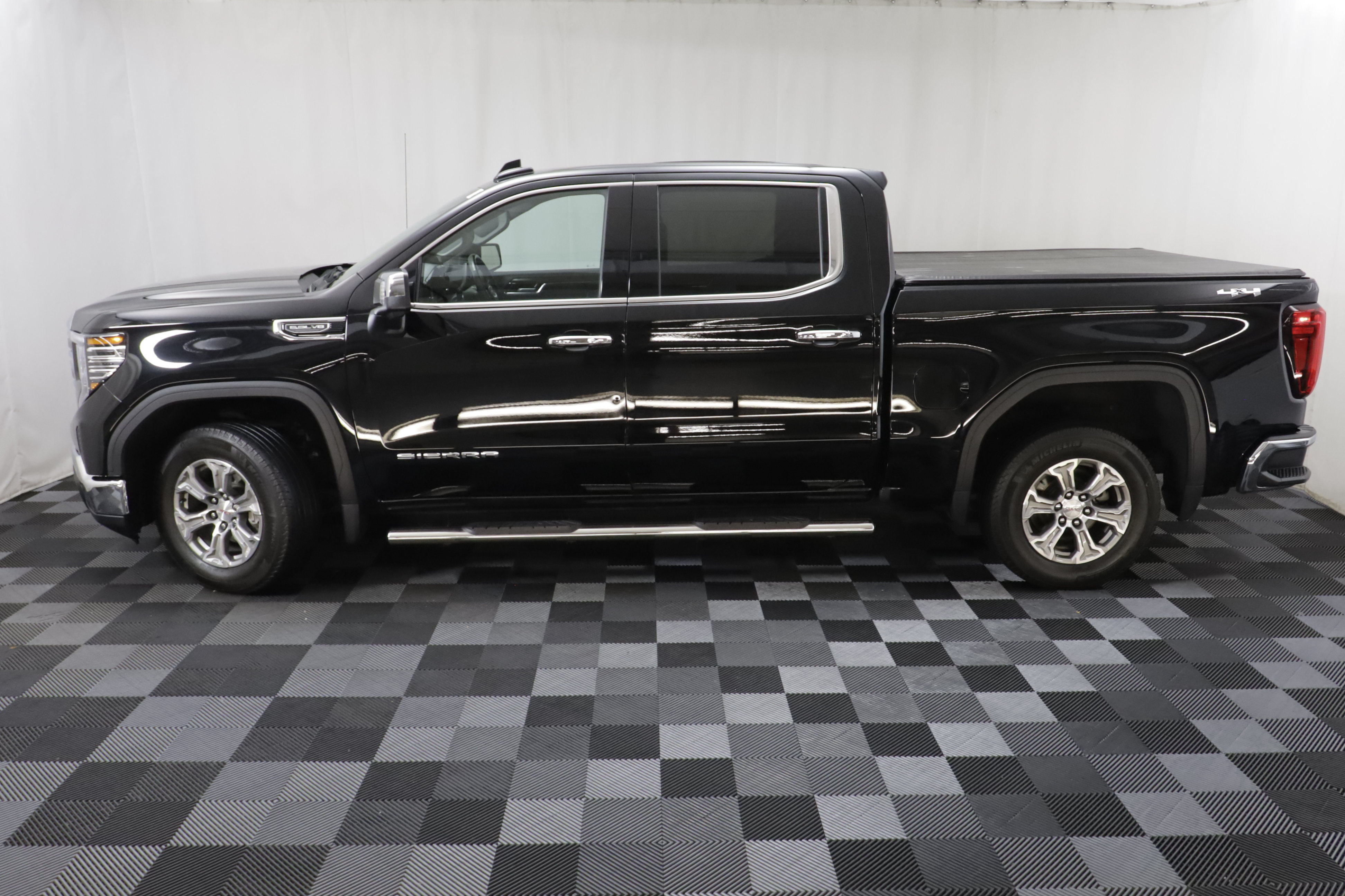 Used 2024 GMC Sierra 1500 SLT AWD/4WD image 4