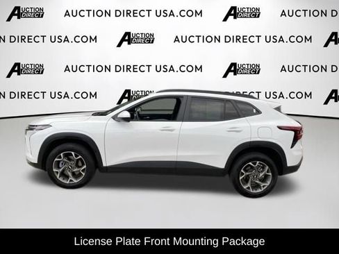 Used 2025 Chevrolet Trax LT FWD image 3