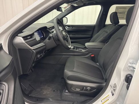 New 2025 Jeep Grand Cherokee L Laredo image 5