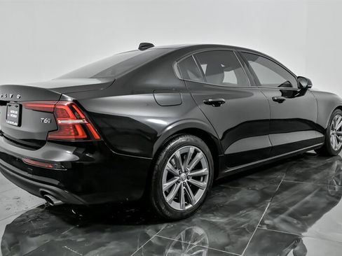 Used 2021 Volvo S60 T6 Momentum w/ Premium Package image 10