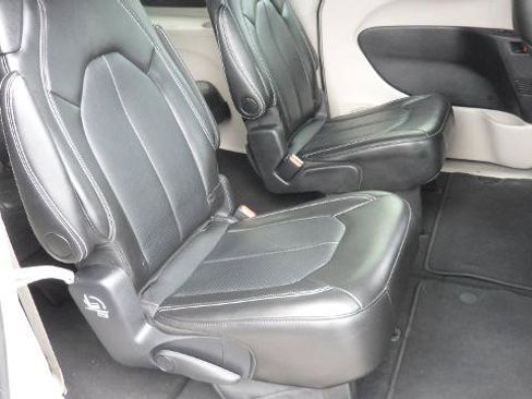 Used 2024 Chrysler Pacifica Touring-L FWD image 22