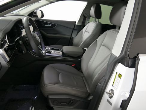 Used 2024 Audi Q8 Premium image 13