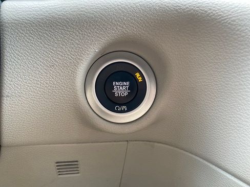 Used 2023 Chrysler Pacifica Touring-L FWD image 19